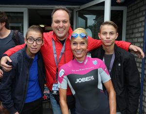 06-09-2015 SHOWBIZZ; MARISKA BAUER ZWEMT MEE MET AMSTERDAM CITY SWIM VOOR A.L.S. Frans was haar coach en schreeuwde haar naar de finish toe. Wat een prestatie van alle BN ers die mee deden.  Mariska Bauer en haar team, Sophie Hilbrand, Mariska Hulscher,Kees van der Spek, Beau van erven Dorens, Ruud Feldkamp, Robert Schumacher en natuurlijk Pieter van den Hoogenband.
foto: Albert den Iseger.
