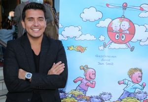 27-09-2015 SHOWBIZZ; DUBBEL PLATINA VOOR MONIQUE EN JAN SMIT, Voor Jan en Monique Smit was het weer een feestje in Hilversum. Bij de premiere van de theater tour 2 kleine kleutertjes werden zij verrast door een dubbel platina album.
foto: Albert den Iseger