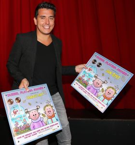 27-09-2015 SHOWBIZZ; DUBBEL PLATINA VOOR MONIQUE EN JAN SMIT, Voor Jan en Monique Smit was het weer een feestje in Hilversum. Bij de premiere van de theater tour 2 kleine kleutertjes werden zij verrast door een dubbel platina album.
foto: Albert den Iseger