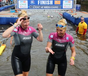 06-09-2015 SHOWBIZZ; MARISKA BAUER ZWEMT MEE MET AMSTERDAM CITY SWIM VOOR A.L.S. Frans was haar coach en schreeuwde haar naar de finish toe. Wat een prestatie van alle BN ers die mee deden.  Mariska Bauer en haar team, Sophie Hilbrand, Mariska Hulscher,Kees van der Spek, Beau van erven Dorens, Ruud Feldkamp, Robert Schumacher en natuurlijk Pieter van den Hoogenband.
foto: Albert den Iseger.