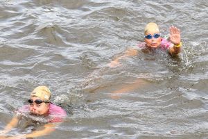 06-09-2015 SHOWBIZZ; MARISKA BAUER ZWEMT MEE MET AMSTERDAM CITY SWIM VOOR A.L.S. Frans was haar coach en schreeuwde haar naar de finish toe. Wat een prestatie van alle BN ers die mee deden.  Mariska Bauer en haar team, Sophie Hilbrand, Mariska Hulscher,Kees van der Spek, Beau van erven Dorens, Ruud Feldkamp, Robert Schumacher en natuurlijk Pieter van den Hoogenband.
foto: Albert den Iseger.