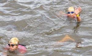 06-09-2015 SHOWBIZZ; MARISKA BAUER ZWEMT MEE MET AMSTERDAM CITY SWIM VOOR A.L.S. Frans was haar coach en schreeuwde haar naar de finish toe. Wat een prestatie van alle BN ers die mee deden.  Mariska Bauer en haar team, Sophie Hilbrand, Mariska Hulscher,Kees van der Spek, Beau van erven Dorens, Ruud Feldkamp, Robert Schumacher en natuurlijk Pieter van den Hoogenband.
foto: Albert den Iseger.