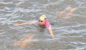 06-09-2015 SHOWBIZZ; MARISKA BAUER ZWEMT MEE MET AMSTERDAM CITY SWIM VOOR A.L.S. Frans was haar coach en schreeuwde haar naar de finish toe. Wat een prestatie van alle BN ers die mee deden.  Mariska Bauer en haar team, Sophie Hilbrand, Mariska Hulscher,Kees van der Spek, Beau van erven Dorens, Ruud Feldkamp, Robert Schumacher en natuurlijk Pieter van den Hoogenband.
foto: Albert den Iseger.