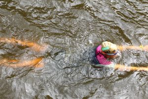 06-09-2015 SHOWBIZZ; MARISKA BAUER ZWEMT MEE MET AMSTERDAM CITY SWIM VOOR A.L.S. Frans was haar coach en schreeuwde haar naar de finish toe. Wat een prestatie van alle BN ers die mee deden.  Mariska Bauer en haar team, Sophie Hilbrand, Mariska Hulscher,Kees van der Spek, Beau van erven Dorens, Ruud Feldkamp, Robert Schumacher en natuurlijk Pieter van den Hoogenband.
foto: Albert den Iseger.