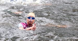 06-09-2015 SHOWBIZZ; MARISKA BAUER ZWEMT MEE MET AMSTERDAM CITY SWIM VOOR A.L.S. Frans was haar coach en schreeuwde haar naar de finish toe. Wat een prestatie van alle BN ers die mee deden.  Mariska Bauer en haar team, Sophie Hilbrand, Mariska Hulscher,Kees van der Spek, Beau van erven Dorens, Ruud Feldkamp, Robert Schumacher en natuurlijk Pieter van den Hoogenband.
foto: Albert den Iseger.