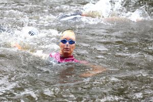 06-09-2015 SHOWBIZZ; MARISKA BAUER ZWEMT MEE MET AMSTERDAM CITY SWIM VOOR A.L.S. Frans was haar coach en schreeuwde haar naar de finish toe. Wat een prestatie van alle BN ers die mee deden.  Mariska Bauer en haar team, Sophie Hilbrand, Mariska Hulscher,Kees van der Spek, Beau van erven Dorens, Ruud Feldkamp, Robert Schumacher en natuurlijk Pieter van den Hoogenband.
foto: Albert den Iseger.