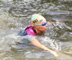 06-09-2015 SHOWBIZZ; MARISKA BAUER ZWEMT MEE MET AMSTERDAM CITY SWIM VOOR A.L.S. Frans was haar coach en schreeuwde haar naar de finish toe. Wat een prestatie van alle BN ers die mee deden.  Mariska Bauer en haar team, Sophie Hilbrand, Mariska Hulscher,Kees van der Spek, Beau van erven Dorens, Ruud Feldkamp, Robert Schumacher en natuurlijk Pieter van den Hoogenband.
foto: Albert den Iseger.
