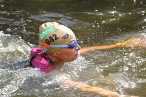 06-09-2015 SHOWBIZZ; MARISKA BAUER ZWEMT MEE MET AMSTERDAM CITY SWIM VOOR A.L.S. Frans was haar coach en schreeuwde haar naar de finish toe. Wat een prestatie van alle BN ers die mee deden.  Mariska Bauer en haar team, Sophie Hilbrand, Mariska Hulscher,Kees van der Spek, Beau van erven Dorens, Ruud Feldkamp, Robert Schumacher en natuurlijk Pieter van den Hoogenband.
foto: Albert den Iseger.
