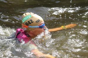 06-09-2015 SHOWBIZZ; MARISKA BAUER ZWEMT MEE MET AMSTERDAM CITY SWIM VOOR A.L.S. Frans was haar coach en schreeuwde haar naar de finish toe. Wat een prestatie van alle BN ers die mee deden.  Mariska Bauer en haar team, Sophie Hilbrand, Mariska Hulscher,Kees van der Spek, Beau van erven Dorens, Ruud Feldkamp, Robert Schumacher en natuurlijk Pieter van den Hoogenband.
foto: Albert den Iseger.