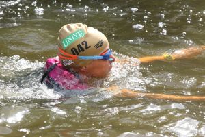 06-09-2015 SHOWBIZZ; MARISKA BAUER ZWEMT MEE MET AMSTERDAM CITY SWIM VOOR A.L.S. Frans was haar coach en schreeuwde haar naar de finish toe. Wat een prestatie van alle BN ers die mee deden.  Mariska Bauer en haar team, Sophie Hilbrand, Mariska Hulscher,Kees van der Spek, Beau van erven Dorens, Ruud Feldkamp, Robert Schumacher en natuurlijk Pieter van den Hoogenband.
foto: Albert den Iseger.