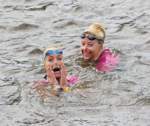 06-09-2015 SHOWBIZZ; MARISKA BAUER ZWEMT MEE MET AMSTERDAM CITY SWIM VOOR A.L.S. Frans was haar coach en schreeuwde haar naar de finish toe. Wat een prestatie van alle BN ers die mee deden.  Mariska Bauer en haar team, Sophie Hilbrand, Mariska Hulscher,Kees van der Spek, Beau van erven Dorens, Ruud Feldkamp, Robert Schumacher en natuurlijk Pieter van den Hoogenband.
foto: Albert den Iseger.