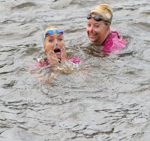 06-09-2015 SHOWBIZZ; MARISKA BAUER ZWEMT MEE MET AMSTERDAM CITY SWIM VOOR A.L.S. Frans was haar coach en schreeuwde haar naar de finish toe. Wat een prestatie van alle BN ers die mee deden.  Mariska Bauer en haar team, Sophie Hilbrand, Mariska Hulscher,Kees van der Spek, Beau van erven Dorens, Ruud Feldkamp, Robert Schumacher en natuurlijk Pieter van den Hoogenband.
foto: Albert den Iseger.