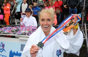 06-09-2015 SHOWBIZZ; MARISKA BAUER ZWEMT MEE MET AMSTERDAM CITY SWIM VOOR A.L.S. Frans was haar coach en schreeuwde haar naar de finish toe. Wat een prestatie van alle BN ers die mee deden.  Mariska Bauer en haar team, Sophie Hilbrand, Mariska Hulscher,Kees van der Spek, Beau van erven Dorens, Ruud Feldkamp, Robert Schumacher en natuurlijk Pieter van den Hoogenband.
foto: Albert den Iseger.
