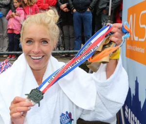 06-09-2015 SHOWBIZZ; MARISKA BAUER ZWEMT MEE MET AMSTERDAM CITY SWIM VOOR A.L.S. Frans was haar coach en schreeuwde haar naar de finish toe. Wat een prestatie van alle BN ers die mee deden.  Mariska Bauer en haar team, Sophie Hilbrand, Mariska Hulscher,Kees van der Spek, Beau van erven Dorens, Ruud Feldkamp, Robert Schumacher en natuurlijk Pieter van den Hoogenband.
foto: Albert den Iseger.