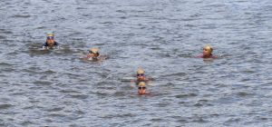 06-09-2015 SHOWBIZZ; MARISKA BAUER ZWEMT MEE MET AMSTERDAM CITY SWIM VOOR A.L.S. Frans was haar coach en schreeuwde haar naar de finish toe. Wat een prestatie van alle BN ers die mee deden.  Mariska Bauer en haar team, Sophie Hilbrand, Mariska Hulscher,Kees van der Spek, Beau van erven Dorens, Ruud Feldkamp, Robert Schumacher en natuurlijk Pieter van den Hoogenband.
foto: Albert den Iseger.