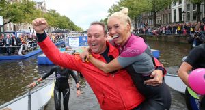 06-09-2015 SHOWBIZZ; MARISKA BAUER ZWEMT MEE MET AMSTERDAM CITY SWIM VOOR A.L.S. Frans was haar coach en schreeuwde haar naar de finish toe. Wat een prestatie van alle BN ers die mee deden.  Mariska Bauer en haar team, Sophie Hilbrand, Mariska Hulscher,Kees van der Spek, Beau van erven Dorens, Ruud Feldkamp, Robert Schumacher en natuurlijk Pieter van den Hoogenband.
foto: Albert den Iseger.