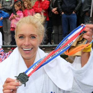 06-09-2015 SHOWBIZZ; MARISKA BAUER ZWEMT MEE MET AMSTERDAM CITY SWIM VOOR A.L.S. Frans was haar coach en schreeuwde haar naar de finish toe. Wat een prestatie van alle BN ers die mee deden.  Mariska Bauer en haar team, Sophie Hilbrand, Mariska Hulscher,Kees van der Spek, Beau van erven Dorens, Ruud Feldkamp, Robert Schumacher en natuurlijk Pieter van den Hoogenband.
foto: Albert den Iseger.