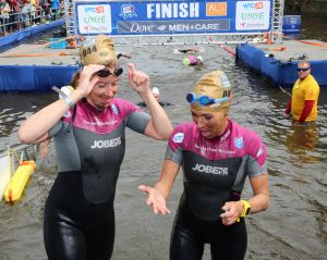 06-09-2015 SHOWBIZZ; MARISKA BAUER ZWEMT MEE MET AMSTERDAM CITY SWIM VOOR A.L.S. Frans was haar coach en schreeuwde haar naar de finish toe. Wat een prestatie van alle BN ers die mee deden.  Mariska Bauer en haar team, Sophie Hilbrand, Mariska Hulscher,Kees van der Spek, Beau van erven Dorens, Ruud Feldkamp, Robert Schumacher en natuurlijk Pieter van den Hoogenband.
foto: Albert den Iseger.