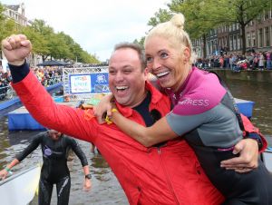 06-09-2015 SHOWBIZZ; MARISKA BAUER ZWEMT MEE MET AMSTERDAM CITY SWIM VOOR A.L.S. Frans was haar coach en schreeuwde haar naar de finish toe. Wat een prestatie van alle BN ers die mee deden.  Mariska Bauer en haar team, Sophie Hilbrand, Mariska Hulscher,Kees van der Spek, Beau van erven Dorens, Ruud Feldkamp, Robert Schumacher en natuurlijk Pieter van den Hoogenband.
foto: Albert den Iseger.