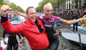06-09-2015 SHOWBIZZ; MARISKA BAUER ZWEMT MEE MET AMSTERDAM CITY SWIM VOOR A.L.S. Frans was haar coach en schreeuwde haar naar de finish toe. Wat een prestatie van alle BN ers die mee deden.  Mariska Bauer en haar team, Sophie Hilbrand, Mariska Hulscher,Kees van der Spek, Beau van erven Dorens, Ruud Feldkamp, Robert Schumacher en natuurlijk Pieter van den Hoogenband.
foto: Albert den Iseger.