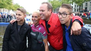 06-09-2015 SHOWBIZZ; MARISKA BAUER ZWEMT MEE MET AMSTERDAM CITY SWIM VOOR A.L.S. Frans was haar coach en schreeuwde haar naar de finish toe. Wat een prestatie van alle BN ers die mee deden.  Mariska Bauer en haar team, Sophie Hilbrand, Mariska Hulscher,Kees van der Spek, Beau van erven Dorens, Ruud Feldkamp, Robert Schumacher en natuurlijk Pieter van den Hoogenband.
foto: Albert den Iseger.