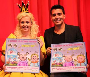 27-09-2015 SHOWBIZZ; DUBBEL PLATINA VOOR MONIQUE EN JAN SMIT, Voor Jan en Monique Smit was het weer een feestje in Hilversum. Bij de premiere van de theater tour 2 kleine kleutertjes werden zij verrast door een dubbel platina album.
foto: Albert den Iseger