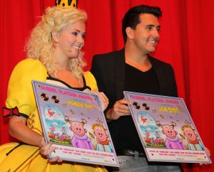 27-09-2015 SHOWBIZZ; DUBBEL PLATINA VOOR MONIQUE EN JAN SMIT, Voor Jan en Monique Smit was het weer een feestje in Hilversum. Bij de premiere van de theater tour 2 kleine kleutertjes werden zij verrast door een dubbel platina album.
foto: Albert den Iseger