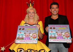 27-09-2015 SHOWBIZZ; DUBBEL PLATINA VOOR MONIQUE EN JAN SMIT, Voor Jan en Monique Smit was het weer een feestje in Hilversum. Bij de premiere van de theater tour 2 kleine kleutertjes werden zij verrast door een dubbel platina album.
foto: Albert den Iseger