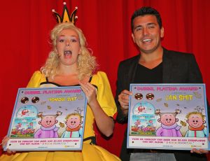 27-09-2015 SHOWBIZZ; DUBBEL PLATINA VOOR MONIQUE EN JAN SMIT, Voor Jan en Monique Smit was het weer een feestje in Hilversum. Bij de premiere van de theater tour 2 kleine kleutertjes werden zij verrast door een dubbel platina album.
foto: Albert den Iseger