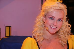 27-09-2015 SHOWBIZZ; DUBBEL PLATINA VOOR MONIQUE EN JAN SMIT, Voor Jan en Monique Smit was het weer een feestje in Hilversum. Bij de premiere van de theater tour 2 kleine kleutertjes werden zij verrast door een dubbel platina album.
foto: Albert den Iseger