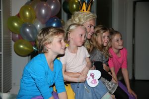 27-09-2015 SHOWBIZZ; DUBBEL PLATINA VOOR MONIQUE EN JAN SMIT, Voor Jan en Monique Smit was het weer een feestje in Hilversum. Bij de premiere van de theater tour 2 kleine kleutertjes werden zij verrast door een dubbel platina album.
foto: Albert den Iseger