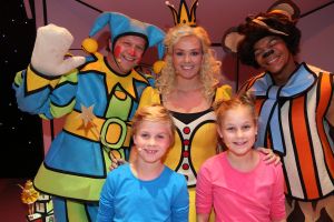 27-09-2015 SHOWBIZZ; DUBBEL PLATINA VOOR MONIQUE EN JAN SMIT, Voor Jan en Monique Smit was het weer een feestje in Hilversum. Bij de premiere van de theater tour 2 kleine kleutertjes werden zij verrast door een dubbel platina album.
foto: Albert den Iseger