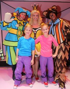 27-09-2015 SHOWBIZZ; DUBBEL PLATINA VOOR MONIQUE EN JAN SMIT, Voor Jan en Monique Smit was het weer een feestje in Hilversum. Bij de premiere van de theater tour 2 kleine kleutertjes werden zij verrast door een dubbel platina album.
foto: Albert den Iseger