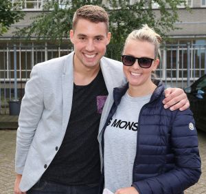 27-09-2015 SHOWBIZZ; DUBBEL PLATINA VOOR MONIQUE EN JAN SMIT, Voor Jan en Monique Smit was het weer een feestje in Hilversum. Bij de premiere van de theater tour 2 kleine kleutertjes werden zij verrast door een dubbel platina album.
foto: Albert den Iseger