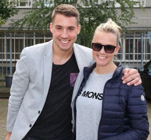 27-09-2015 SHOWBIZZ; DUBBEL PLATINA VOOR MONIQUE EN JAN SMIT, Voor Jan en Monique Smit was het weer een feestje in Hilversum. Bij de premiere van de theater tour 2 kleine kleutertjes werden zij verrast door een dubbel platina album.
foto: Albert den Iseger