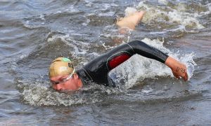 06-09-2015 SHOWBIZZ; MARISKA BAUER ZWEMT MEE MET AMSTERDAM CITY SWIM VOOR A.L.S. Frans was haar coach en schreeuwde haar naar de finish toe. Wat een prestatie van alle BN ers die mee deden.  Mariska Bauer en haar team, Sophie Hilbrand, Mariska Hulscher,Kees van der Spek, Beau van erven Dorens, Ruud Feldkamp, Robert Schumacher en natuurlijk Pieter van den Hoogenband.
foto: Albert den Iseger.