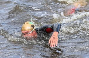 06-09-2015 SHOWBIZZ; MARISKA BAUER ZWEMT MEE MET AMSTERDAM CITY SWIM VOOR A.L.S. Frans was haar coach en schreeuwde haar naar de finish toe. Wat een prestatie van alle BN ers die mee deden.  Mariska Bauer en haar team, Sophie Hilbrand, Mariska Hulscher,Kees van der Spek, Beau van erven Dorens, Ruud Feldkamp, Robert Schumacher en natuurlijk Pieter van den Hoogenband.
foto: Albert den Iseger.