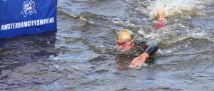 06-09-2015 SHOWBIZZ; MARISKA BAUER ZWEMT MEE MET AMSTERDAM CITY SWIM VOOR A.L.S. Frans was haar coach en schreeuwde haar naar de finish toe. Wat een prestatie van alle BN ers die mee deden.  Mariska Bauer en haar team, Sophie Hilbrand, Mariska Hulscher,Kees van der Spek, Beau van erven Dorens, Ruud Feldkamp, Robert Schumacher en natuurlijk Pieter van den Hoogenband.
foto: Albert den Iseger.