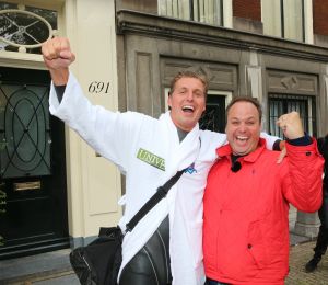 06-09-2015 SHOWBIZZ; MARISKA BAUER ZWEMT MEE MET AMSTERDAM CITY SWIM VOOR A.L.S. Frans was haar coach en schreeuwde haar naar de finish toe. Wat een prestatie van alle BN ers die mee deden.  Mariska Bauer en haar team, Sophie Hilbrand, Mariska Hulscher,Kees van der Spek, Beau van erven Dorens, Ruud Feldkamp, Robert Schumacher en natuurlijk Pieter van den Hoogenband.
foto: Albert den Iseger.