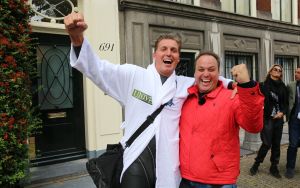 06-09-2015 SHOWBIZZ; MARISKA BAUER ZWEMT MEE MET AMSTERDAM CITY SWIM VOOR A.L.S. Frans was haar coach en schreeuwde haar naar de finish toe. Wat een prestatie van alle BN ers die mee deden.  Mariska Bauer en haar team, Sophie Hilbrand, Mariska Hulscher,Kees van der Spek, Beau van erven Dorens, Ruud Feldkamp, Robert Schumacher en natuurlijk Pieter van den Hoogenband.
foto: Albert den Iseger.