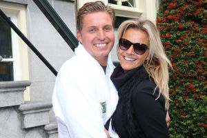 06-09-2015 SHOWBIZZ; MARISKA BAUER ZWEMT MEE MET AMSTERDAM CITY SWIM VOOR A.L.S. Frans was haar coach en schreeuwde haar naar de finish toe. Wat een prestatie van alle BN ers die mee deden.  Mariska Bauer en haar team, Sophie Hilbrand, Mariska Hulscher,Kees van der Spek, Beau van erven Dorens, Ruud Feldkamp, Robert Schumacher en natuurlijk Pieter van den Hoogenband.
foto: Albert den Iseger.