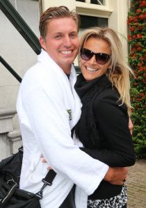 06-09-2015 SHOWBIZZ; MARISKA BAUER ZWEMT MEE MET AMSTERDAM CITY SWIM VOOR A.L.S. Frans was haar coach en schreeuwde haar naar de finish toe. Wat een prestatie van alle BN ers die mee deden.  Mariska Bauer en haar team, Sophie Hilbrand, Mariska Hulscher,Kees van der Spek, Beau van erven Dorens, Ruud Feldkamp, Robert Schumacher en natuurlijk Pieter van den Hoogenband.
foto: Albert den Iseger.