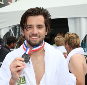 06-09-2015 SHOWBIZZ; MARISKA BAUER ZWEMT MEE MET AMSTERDAM CITY SWIM VOOR A.L.S. Frans was haar coach en schreeuwde haar naar de finish toe. Wat een prestatie van alle BN ers die mee deden.  Mariska Bauer en haar team, Sophie Hilbrand, Mariska Hulscher,Kees van der Spek, Beau van erven Dorens, Ruud Feldkamp, Robert Schumacher en natuurlijk Pieter van den Hoogenband.
foto: Albert den Iseger.