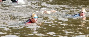 06-09-2015 SHOWBIZZ; MARISKA BAUER ZWEMT MEE MET AMSTERDAM CITY SWIM VOOR A.L.S. Frans was haar coach en schreeuwde haar naar de finish toe. Wat een prestatie van alle BN ers die mee deden.  Mariska Bauer en haar team, Sophie Hilbrand, Mariska Hulscher,Kees van der Spek, Beau van erven Dorens, Ruud Feldkamp, Robert Schumacher en natuurlijk Pieter van den Hoogenband.
foto: Albert den Iseger.