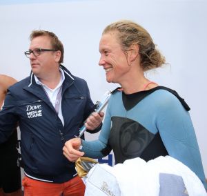 06-09-2015 SHOWBIZZ; MARISKA BAUER ZWEMT MEE MET AMSTERDAM CITY SWIM VOOR A.L.S. Frans was haar coach en schreeuwde haar naar de finish toe. Wat een prestatie van alle BN ers die mee deden.  Mariska Bauer en haar team, Sophie Hilbrand, Mariska Hulscher,Kees van der Spek, Beau van erven Dorens, Ruud Feldkamp, Robert Schumacher en natuurlijk Pieter van den Hoogenband.
foto: Albert den Iseger.
