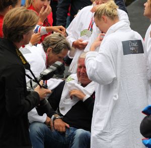 06-09-2015 SHOWBIZZ; MARISKA BAUER ZWEMT MEE MET AMSTERDAM CITY SWIM VOOR A.L.S. Frans was haar coach en schreeuwde haar naar de finish toe. Wat een prestatie van alle BN ers die mee deden.  Mariska Bauer en haar team, Sophie Hilbrand, Mariska Hulscher,Kees van der Spek, Beau van erven Dorens, Ruud Feldkamp, Robert Schumacher en natuurlijk Pieter van den Hoogenband.
foto: Albert den Iseger.