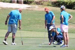 01-09-2016 SPORT; ARUBA PRO-AM GOLF TOURNAMENT 2016. In samenwerking met TIERRA DEL SOL te Aruba organiseerde ARUBA TOURIST AUTHORITY het Aruba Pro Am Golf Toernooi. Enkele BN ers deden hier ook aan mee. Nederland viel echter niet in de prijzen.Ook werd de HANDICART gepresenteerd door Mark en Frans Tempelman.
Hie 01-09-2016 SPORT; ARUBA PRO-AM GOLF TOURNAMENT 2016. In samenwerking met TIERRA DEL SOL te Aruba organiseerde ARUBA TOURIST AUTHORITY het Aruba Pro Am Golf Toernooi. Enkele BN ers deden hier ook aan mee. Nederland viel echter niet in de prijzen.Ook werd de HANDICART gepresenteerd door Mark en Frans Tempelman.
Hierover later een aparte fotoreportage. 
foto: Albert den Iseger