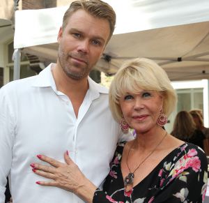 10-09-2016 SHOWBIZZ; SHEILA DE VRIES OPENT NIEUWE STUDIO IN AMSTERDAM. De nieuwe STUDIO SHEILA DE VRIES is met winkel,showroom en atelier nu te vinden op een steenworp van de vorige lokatie. In haar nieuwe pand toont SHEILA 2 verdiepingen volop mode. Tijdens de feestelijke opening toonde SHEILA tevens haar nieuwe collectie.
foto: Albert den Iseger