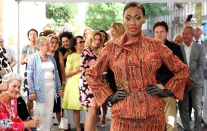 10-09-2016 SHOWBIZZ; SHEILA DE VRIES OPENT NIEUWE STUDIO IN AMSTERDAM. De nieuwe STUDIO SHEILA DE VRIES is met winkel,showroom en atelier nu te vinden op een steenworp van de vorige lokatie. In haar nieuwe pand toont SHEILA 2 verdiepingen volop mode. Tijdens de feestelijke opening toonde SHEILA tevens haar nieuwe collectie.
foto: Albert den Iseger