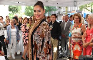 10-09-2016 SHOWBIZZ; SHEILA DE VRIES OPENT NIEUWE STUDIO IN AMSTERDAM. De nieuwe STUDIO SHEILA DE VRIES is met winkel,showroom en atelier nu te vinden op een steenworp van de vorige lokatie. In haar nieuwe pand toont SHEILA 2 verdiepingen volop mode. Tijdens de feestelijke opening toonde SHEILA tevens haar nieuwe collectie.
foto: Albert den Iseger